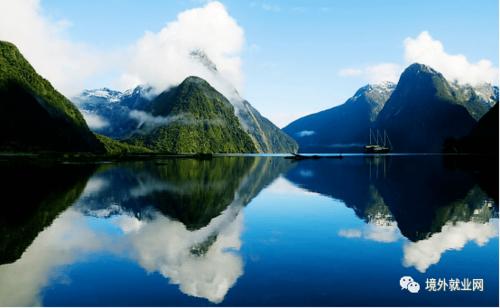 您可以乘船游览米尔福德峡湾(milford sound),欣赏壮丽的海滨风光,也