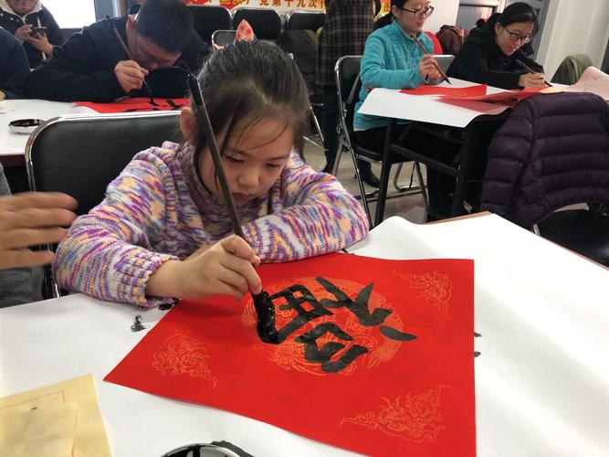 福字,送春联及观看爱国主义影 写美篇      写完"福"字后,孩子们又坐