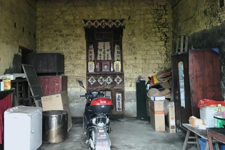 老房子的堂屋,也兼作我们家的厨房.