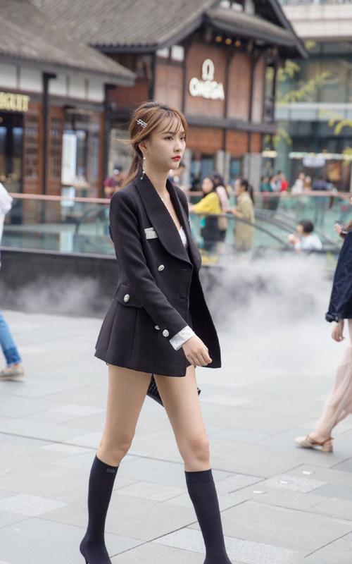 冬天穿袜子靴的姑娘,凸显美腿颀长的效果比普通高筒靴