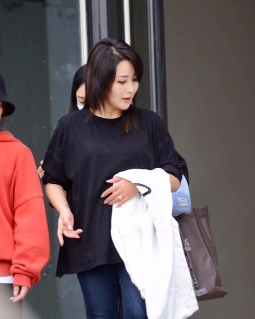 原创何洁录综艺,美颜之后很年轻,但臃肿肥胖的身材是改变不了的!