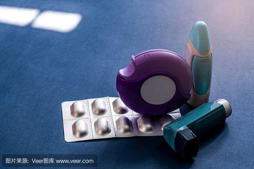 哮喘控制器,暗蓝色背景上的缓解器材.