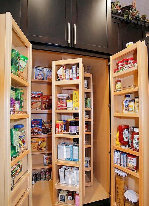 精致的可折叠橱柜和架子,用于小型,智能的食品储藏室.