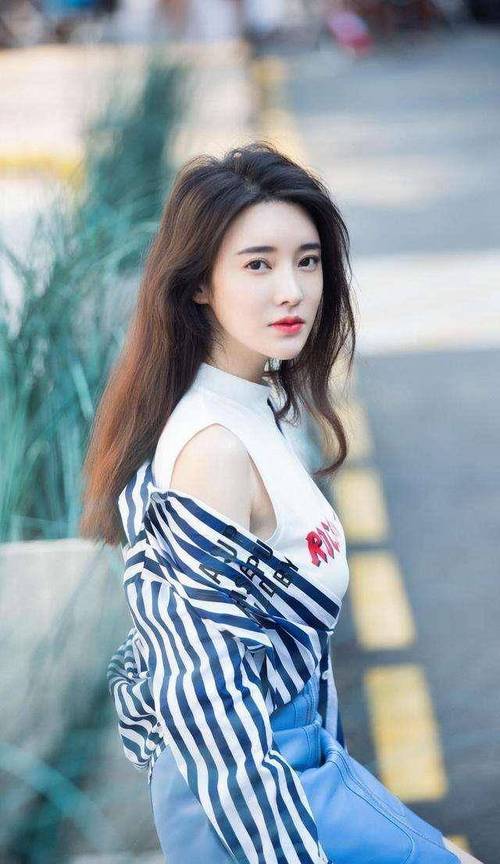 张璇她是天生的演员胚子,因饰演《新还珠格格》中柳红一角而备受注目