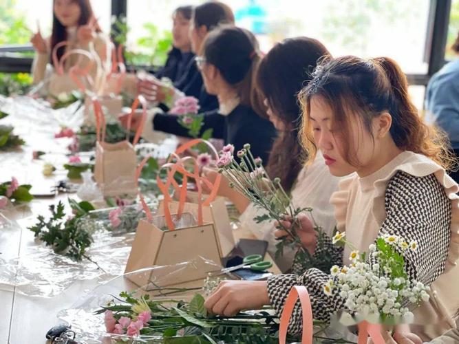 一叶一乾坤, 花道是中国传统修身养性, 活动现场,花艺师给大家讲授