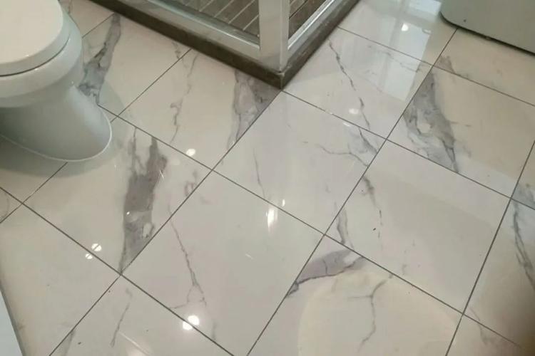 对比搭配的效果,比较夸张,大胆,更常见于卫生间. 责任编辑