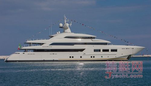 与此同时,除了这艘即将下水的60米游艇,还有5艘游艇正在crn船厂