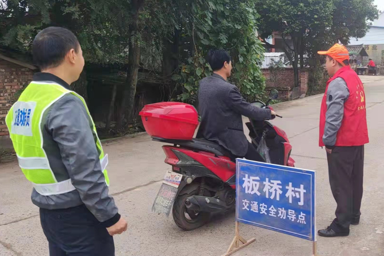 "双违"集中劝导,查处和日常宣传教育工作切实保障全市道路交通安全