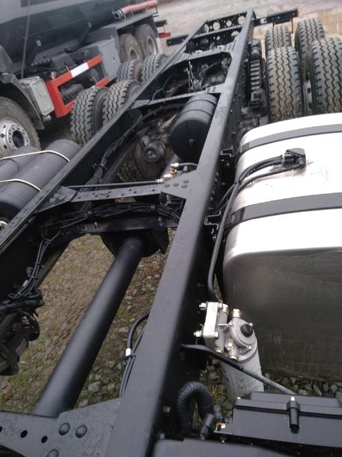 一汽青岛解放后双桥国六环卫车专用底盘产品提前预热