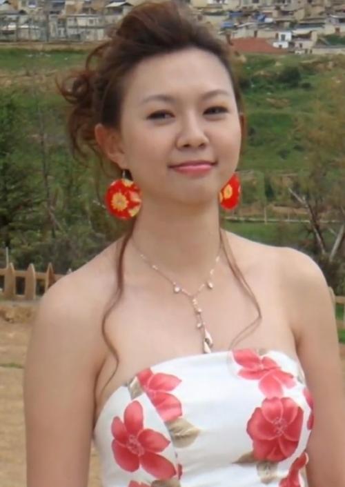 打开腾讯新闻,查看更多图片 >1981年,卓依婷出生于中国台湾省,他的