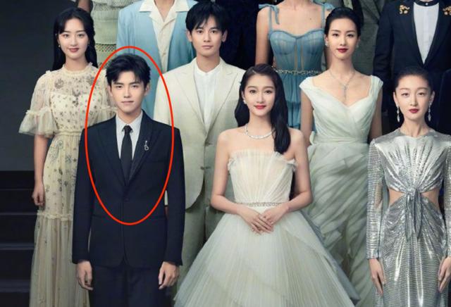 另外,站在第一排的陈飞宇,关晓彤,刘浩存,范丞丞位置好,也引来不少