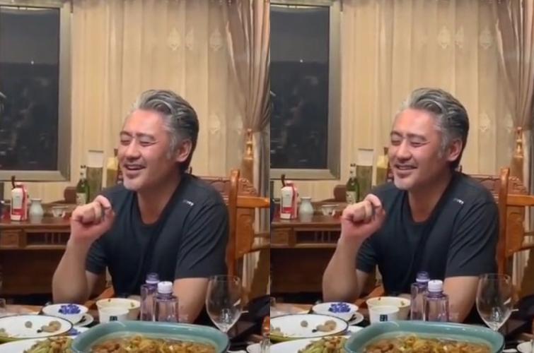 吴秀波近况曝光,在酒桌上全程保持微笑,献唱自己经典之歌