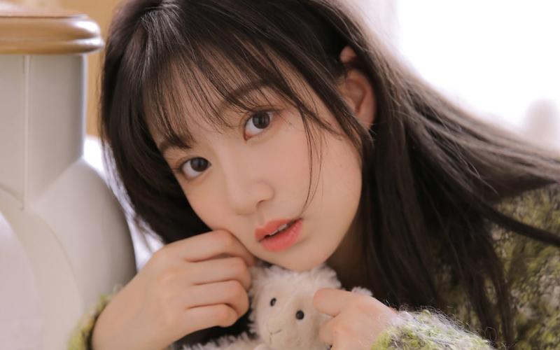 温婉甜美可爱刘海小姐姐桌面壁纸
