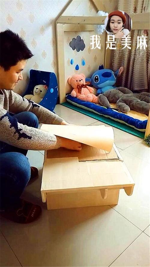 用废纸箱做手工机器人_爸爸用废纸箱给儿子做了个小书桌,做法超简单