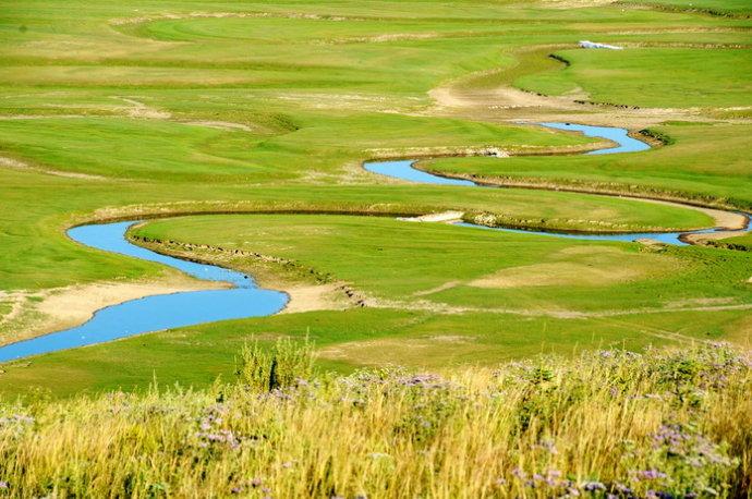 弯弯的小河承载着那美丽的传说,承载着许许多多的梦想,承载着希望.