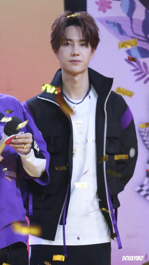 180814天天向上发布会uniq王一博crlogo