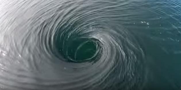 男子游泳时水面卷起巨大的漩涡,他潜入水下竟看到如此