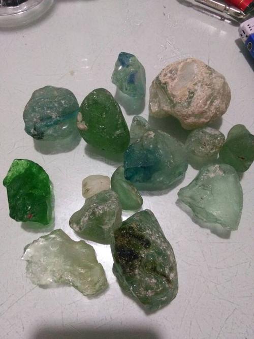 我捡了几块象玻璃一样的石头,不知是什么石头