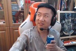 虎牙主播当着粉丝面秀恩爱,亲密互动直播间炸锅,弹幕直呼酸了!