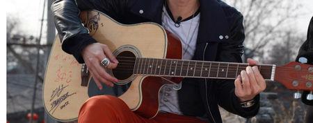 初学吉他,左手怎么拿吉他?