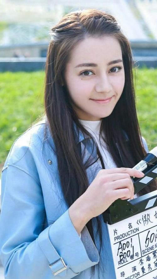 如此美丽的迪丽热巴,竟然受到某些吃瓜群众指责,指责她整容.