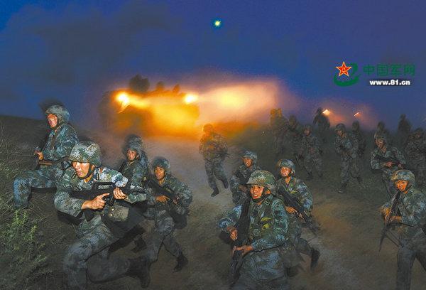 解放军第39集团军某旅组织部队开展夜间实战化训练,砥砺官兵夜间作战