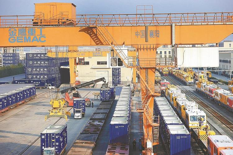 金鹰重工生产的铁路物流集装箱正在吊装到货运列车上