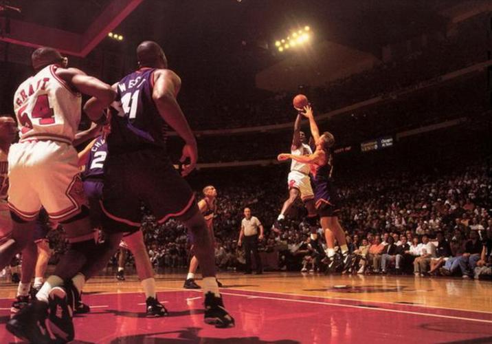 极致后仰跳投,加油,你差点就盖到我了.