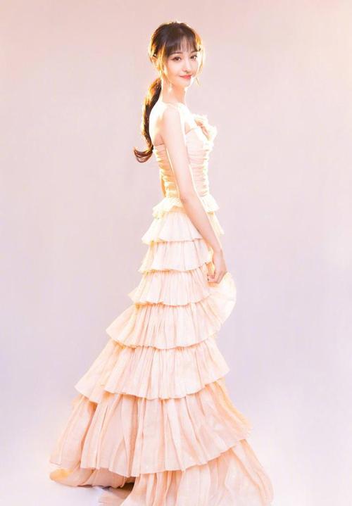 郑爽穿丝绒裙cos安娜公主,不闭眼吹的话,她还是更适合