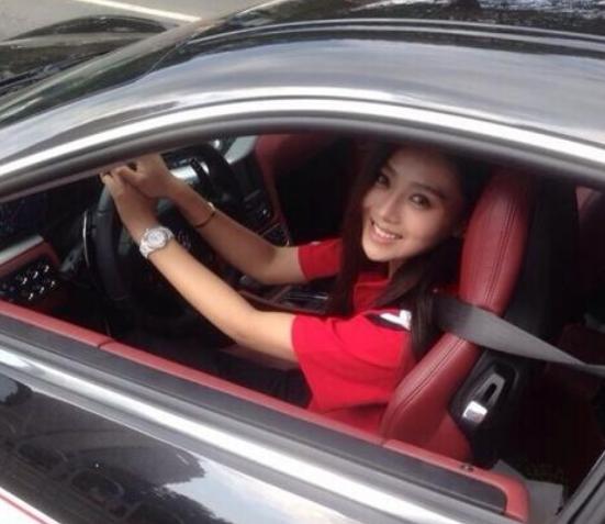 发现一个规律,开豪车的年轻女人,一般都长的很漂亮,搞不懂!