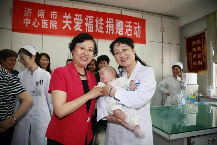 副院长肖凌凤和儿科主任朱薇薇教授与福娃宝宝合影