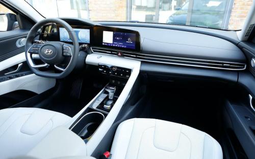 (伊兰特内饰)值得一提的是,伊兰特采用了"驾驶者为中心"的设计理念