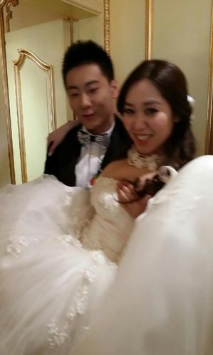 陈金抱起新娘 北京时间11月8日上午,羽毛球世界冠军陈金