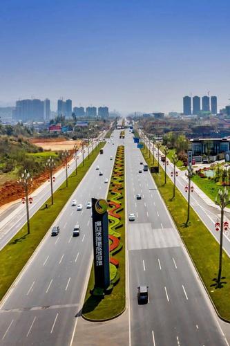 时隔4年,这个天府大道以南的地方又开始了喧嚣