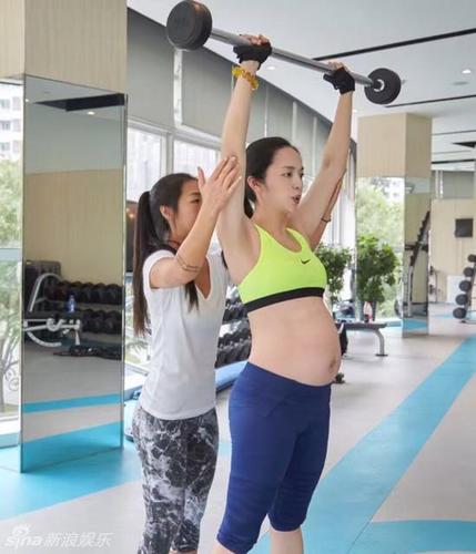 照片中,姚晨怀着孕仍然坚持健身,深蹲举重举杠铃等样样都行,孕肚醒目