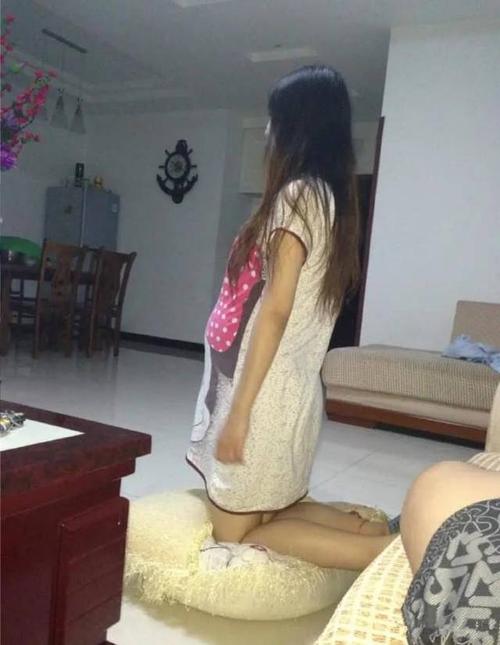 老婆偷看我手机,被我罚跪,看得出来我在家里的地位了吧!