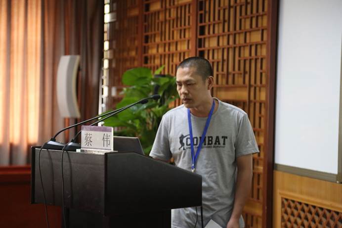 44岁时被贵州安顺学院录取成为教职人员,当了大学老师,这一刻,蔡伟的