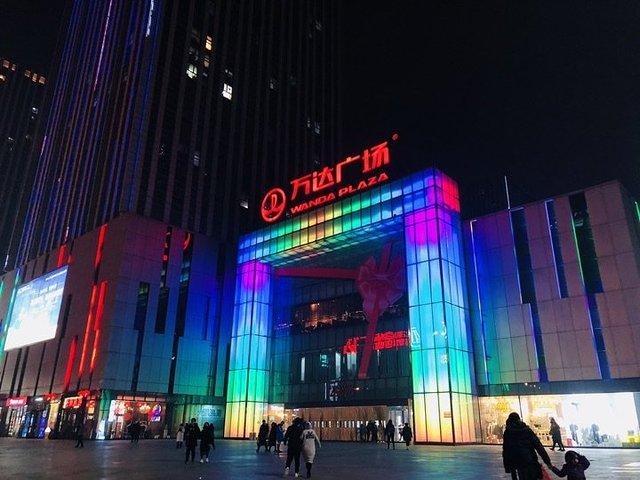 万达广场的led显示灯很好看尤其温暖这个寒冷的冬夜通常这样的办公楼
