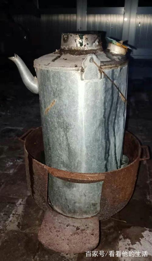 现农村老人最常用的烧水壶,不舍得花钱买煤炭只能用它