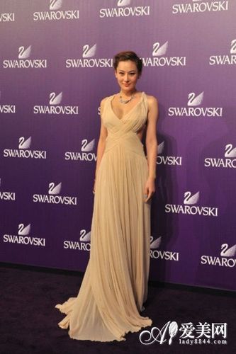 华丽性感 性感宅男女神张馨予身穿暗红色长礼服出席活动,中门大开