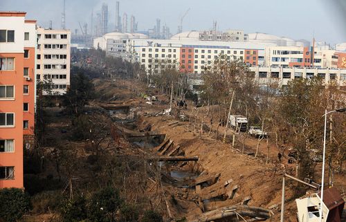 青岛输油管道爆炸致附近海边礁石被烧成粉末