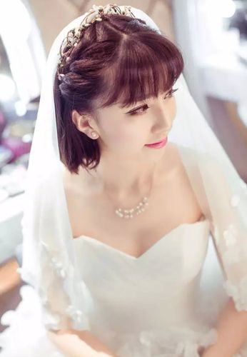 短发刘海新娘,将刘海梳出蓬松感,然后顺着两侧编织麻花辫子,再带上