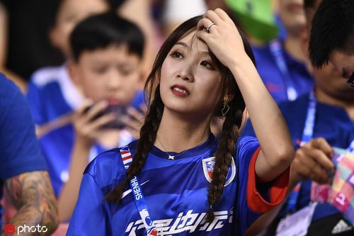 等待中超开赛!回顾各地靓丽女球迷场边助威