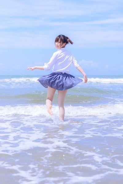 难以忘却的夏日 在水中嬉戏的可爱水手服少女