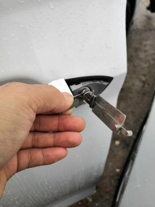 龙岗区横岗宝马汽车开锁,奔驰汽车开锁需要多少钱