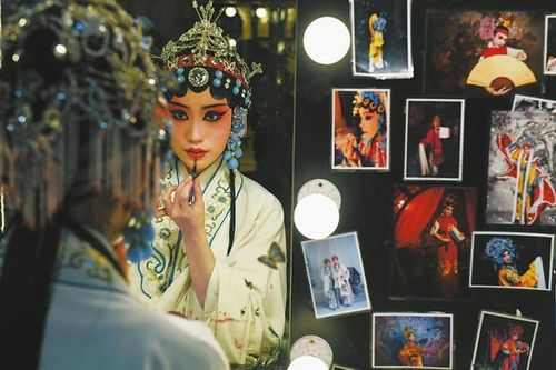川剧旦角妆容要化得肤如凝脂,面若桃花,柳眉凤眼,樱桃小嘴.