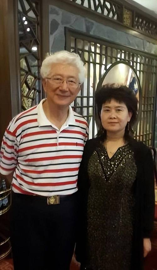 电视退休主持人陈铎现身,曾经主持《话说长江》,妻子是网民教师_周希