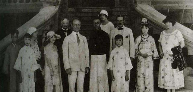 大哥爱新觉罗-溥仪,是我国最后一任皇帝,1908年11月15日,慈禧太后去世