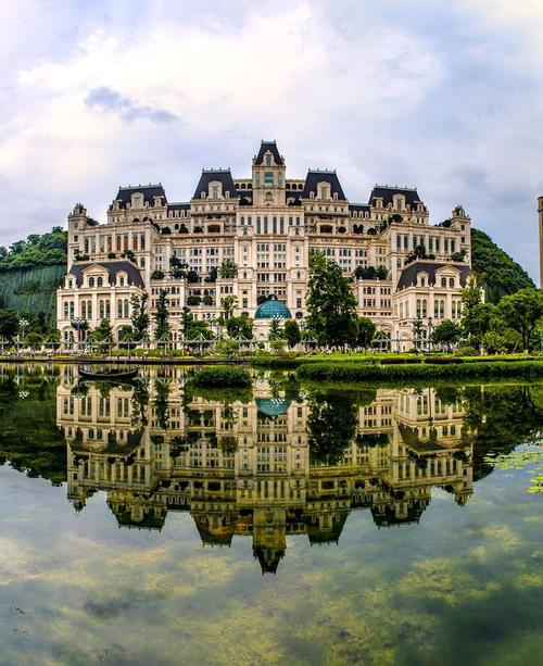 今天我为大家介绍贵阳花果园的标志性建筑"白宫".