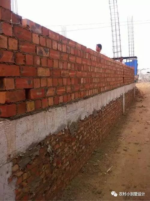 二,主体结构施工 首层主体结构施工,红砖墙体砌垒.